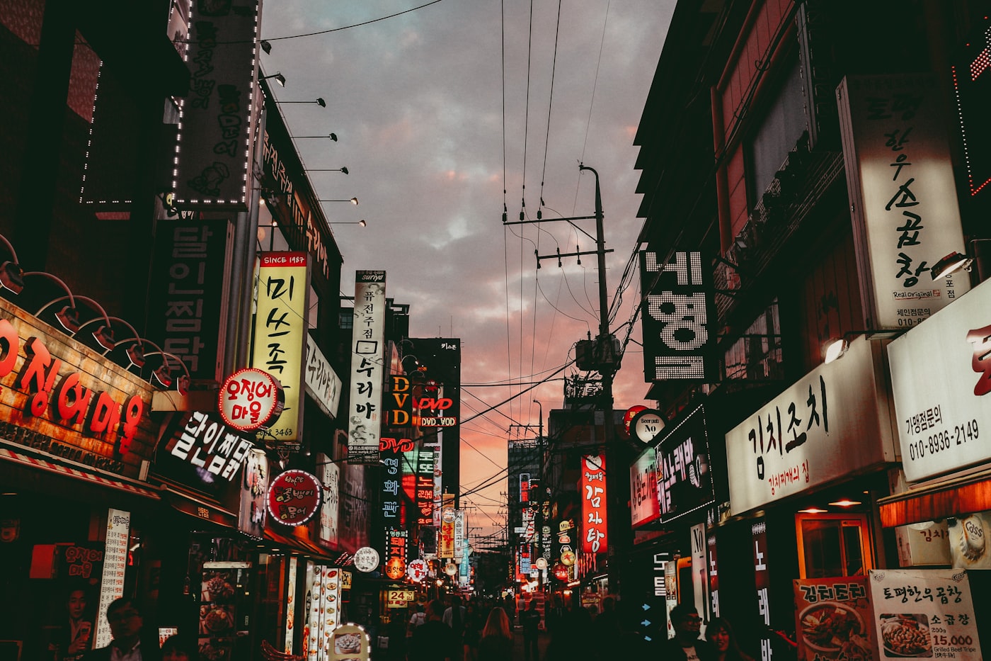 강남역 일대 밤거리 네온사인 — 강남 가라오케 접근성